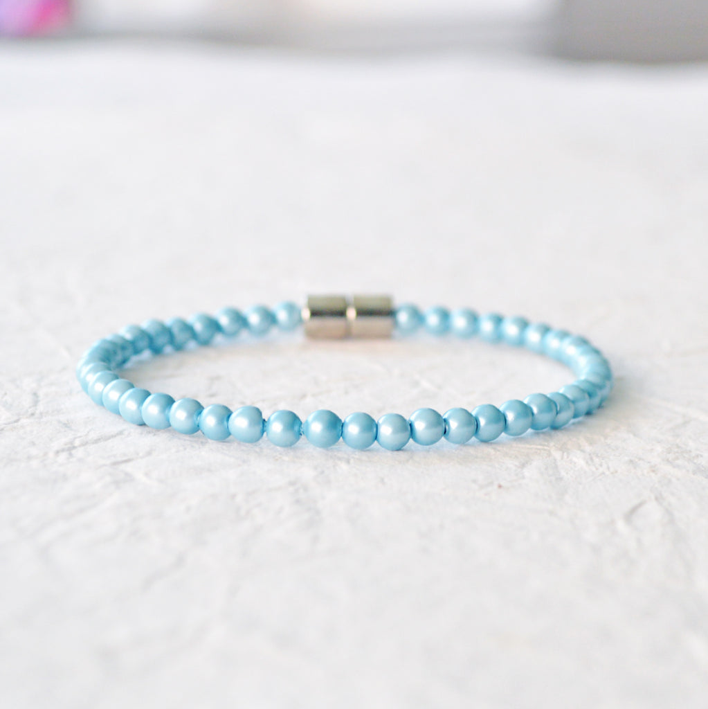 Magnetic bracelet for pain handcrafted with aqua blue pearl hematite magnetic beads and secured with a strong and easy-to-use magnetic clasp. It can be worn as a magnetic bracelet or as a magnetic anklet bracelet.