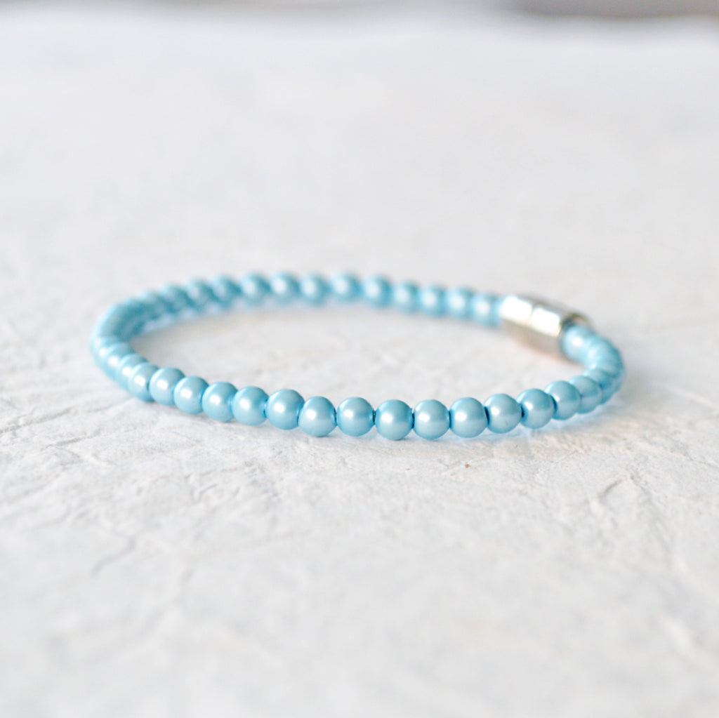 Magnetic bracelet for pain handcrafted with aqua blue pearl hematite magnetic beads and secured with a strong and easy-to-use magnetic clasp. It can be worn as a magnetic bracelet or as a magnetic anklet bracelet.